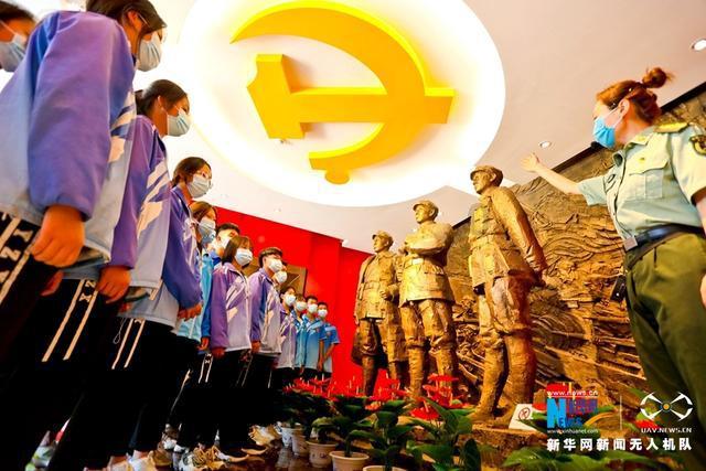 小孩在什么日子里收到锡兵作为他的礼物游戏画面
